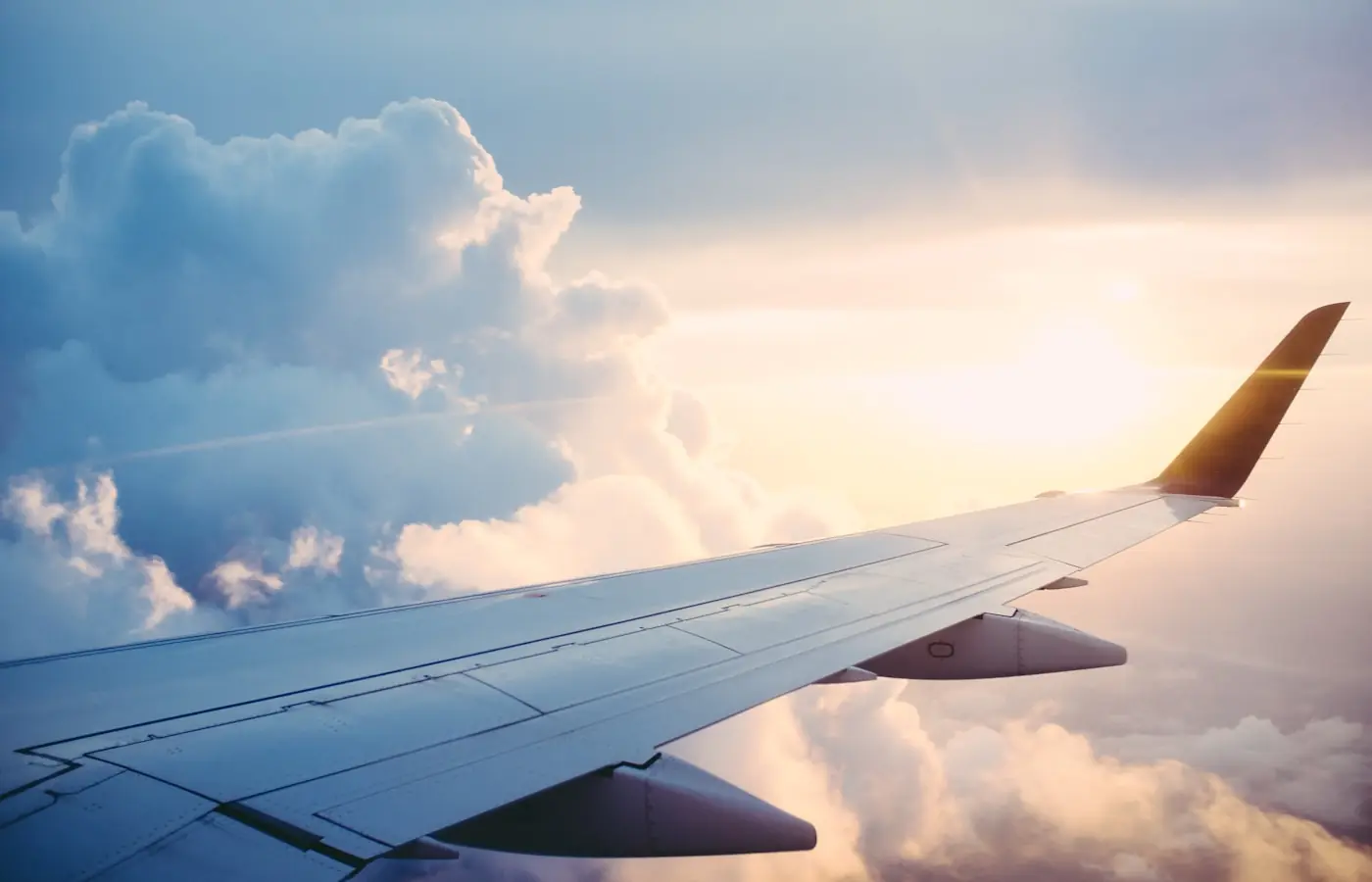 Asa de aeronave sobre as nuvens