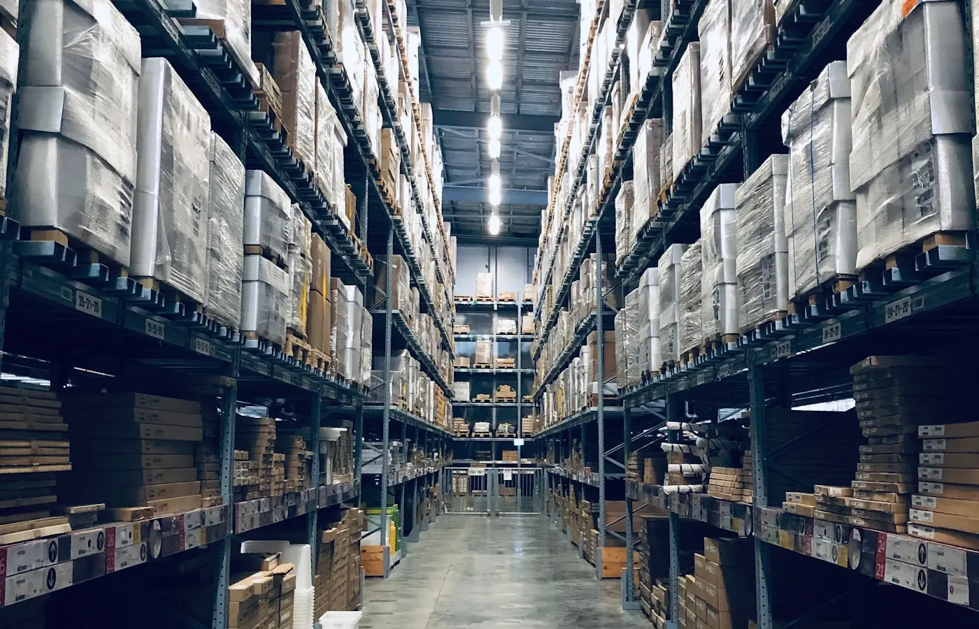 Corredor de armazém logístico